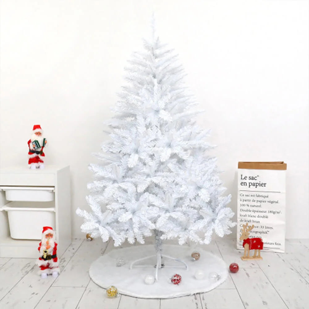 Beleuchteter weißer Weihnachtsbaum