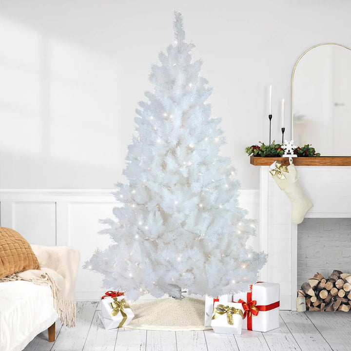 Beleuchteter weißer Weihnachtsbaum